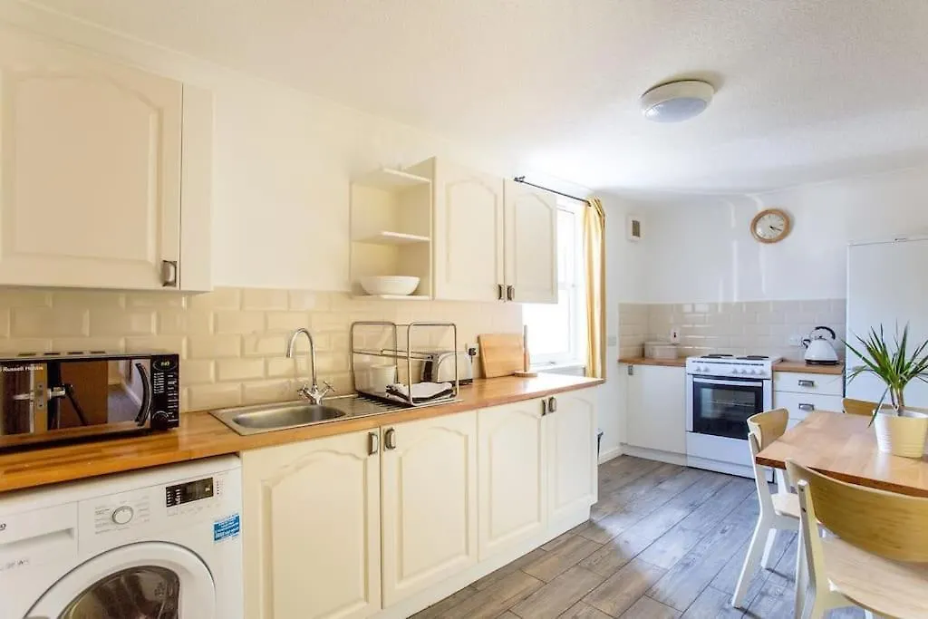 Central, Fully Equipped Flat W/Parking, Leith, Edinburgh Apartment