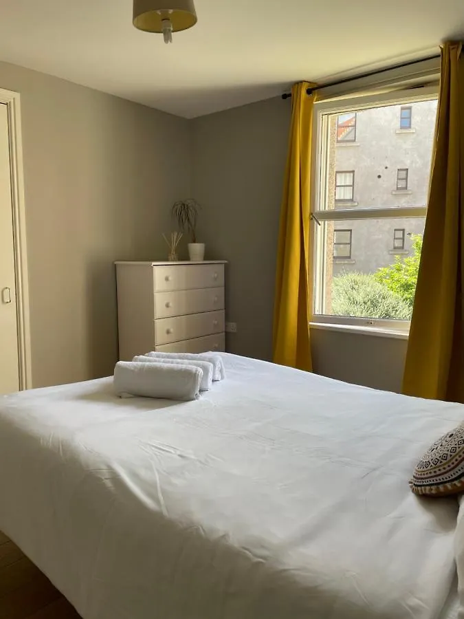 Apartment Central, Fully Equipped Flat W/Parking, Leith, Edinburgh